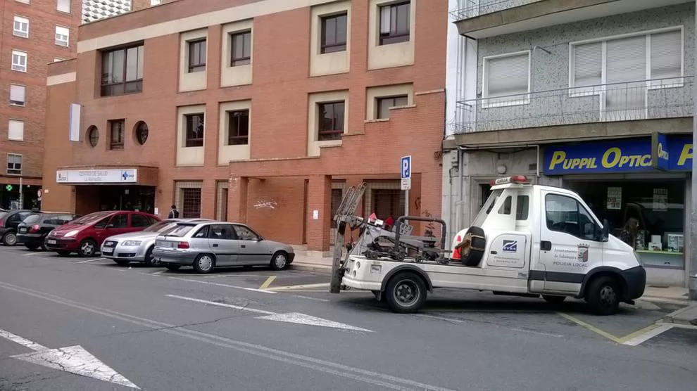 La grúa se acerca en Salamanca a sus niveles prepandemia y recurre al uso del cepo con ocho coches inmovilizados