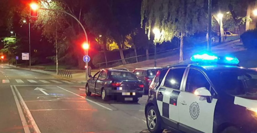 Detenido tras darse a la fuga, saltarse un semáforo en rojo y atropellar el pie de un agente