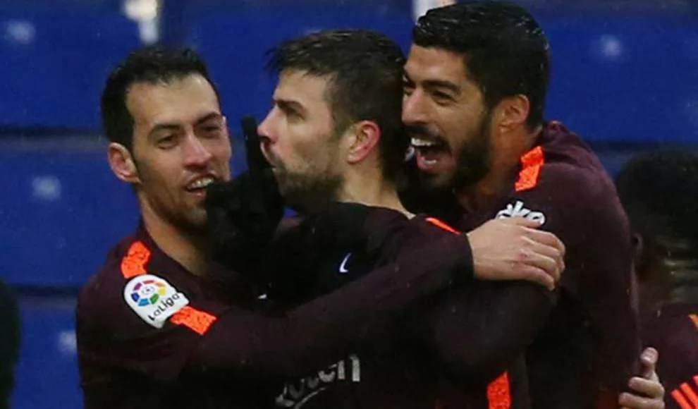 El Espanyol frena a un FC Barcelona que salva un punto 'in extremis'