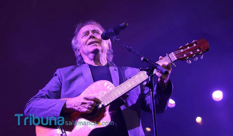 Serrat interrumpe su concierto de Barcelona para contestar a un espectador que le pedía que cantara en catalán