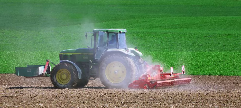 Muere un hombre al quedar atrapado bajo un tractor mientras trabajaba en una finca 