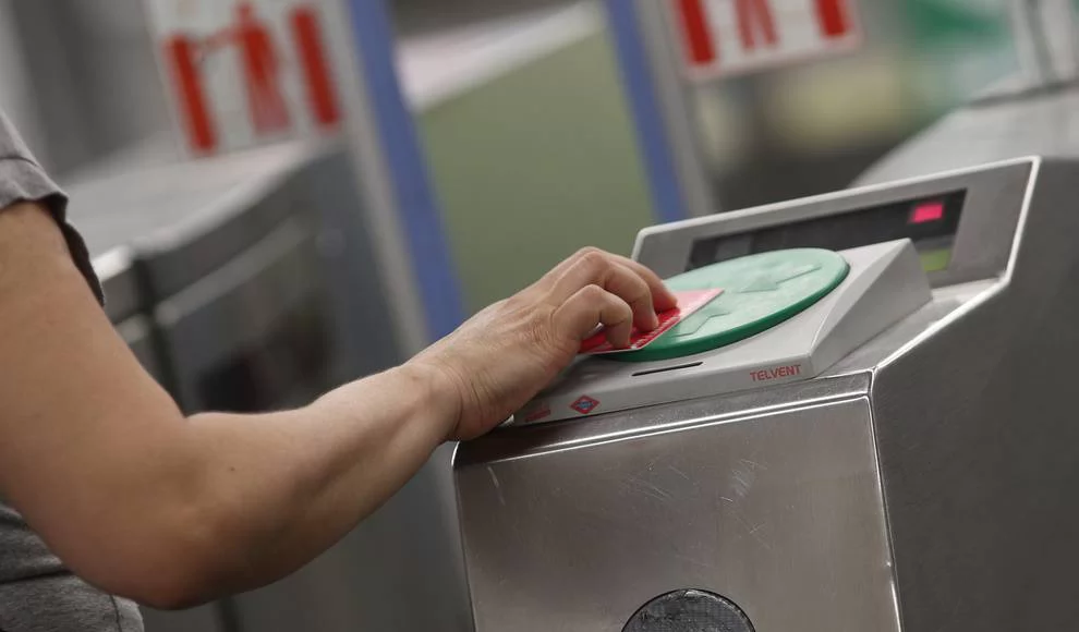 Detienen a una persona en Barcelona por atacar con un arma blanca a varios pasajeros en el Metro