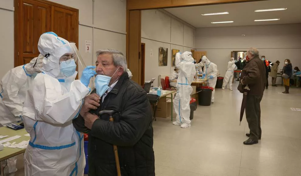 El Covid sigue en aumento en Castilla y León, que ve aumentar la tasa de incidencia a 7 días en 5 puntos