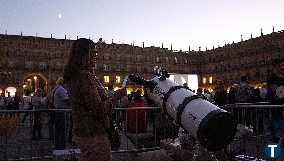 Salamanca sueña con la Luna y alcanza las estrellas desde su Plaza Mayor