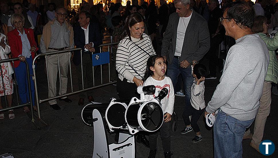 Más de 4.700 personas se dejaron fascinar por la Luna en Salamanca durante la Noche Internacional de Observación