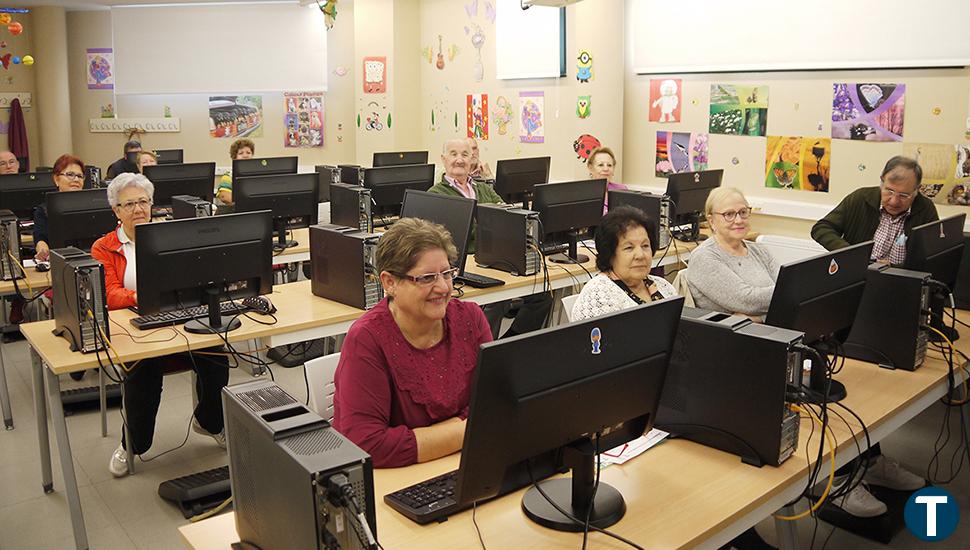 Carbajosa inaugura la segunda parte del taller 'Me atrevo con la tecnología' dirigido a los mayores