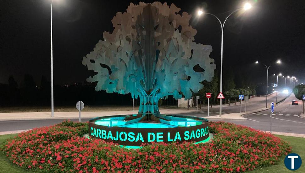 Carbajosa se suma al mes de la artritis e ilumina de verde las rotondas de acceso al municipio