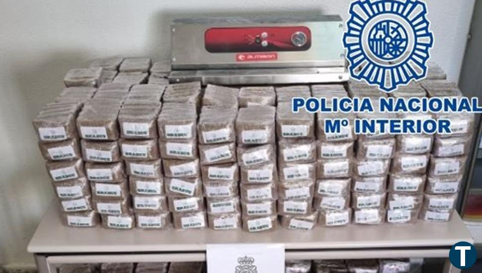 Cuatro detenidos tras ser intervenidos 330 kilos de hachís ocultos en el depósito de un tráiler