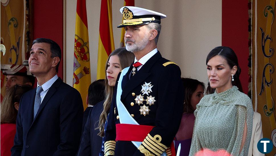 Sánchez llega unos minutos tarde al desfile del 12 de octubre y hace esperar a los Reyes   