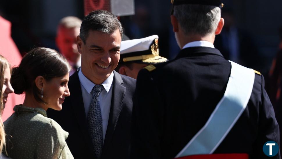 Sánchez se defiende de su retraso a la llegada del desfile: "He salido cuando me han dicho"   