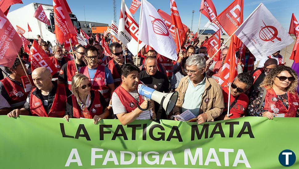 Transportistas de España y Portugal cargan en la frontera salmantina contra la precariedad laboral del sector