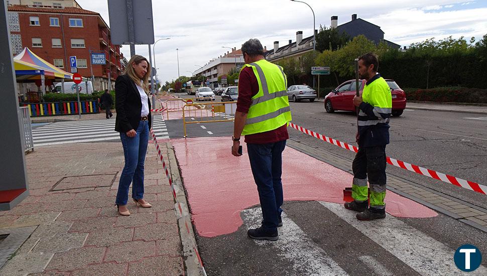 Acondicionados dos tramos del carril bici de Santa Marta, que estrenan color teja para aumentar la seguridad