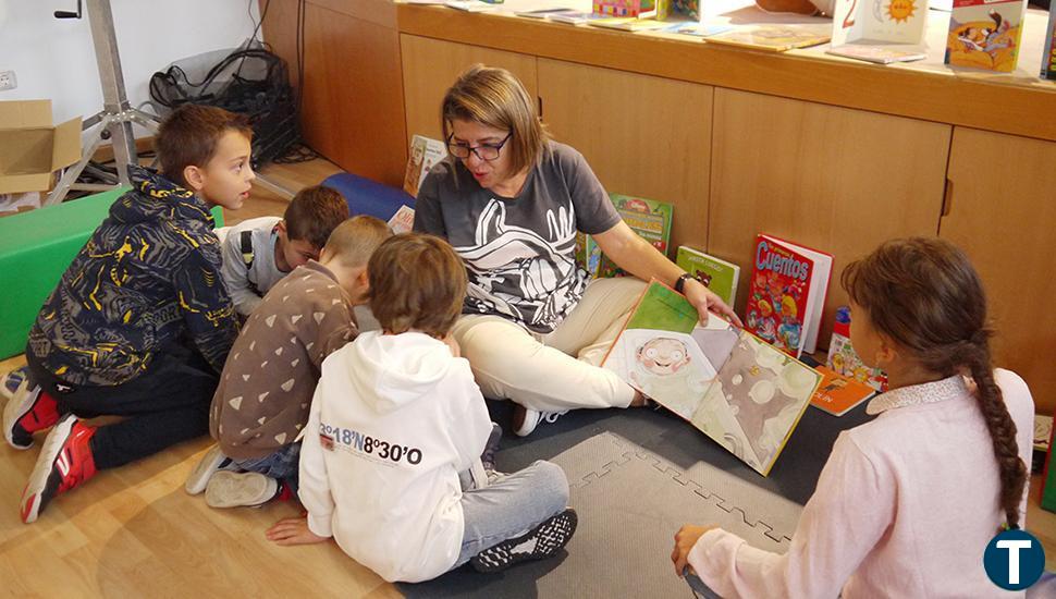 La biblioteca de Carbajosa sale a la calle para conmemorar su día