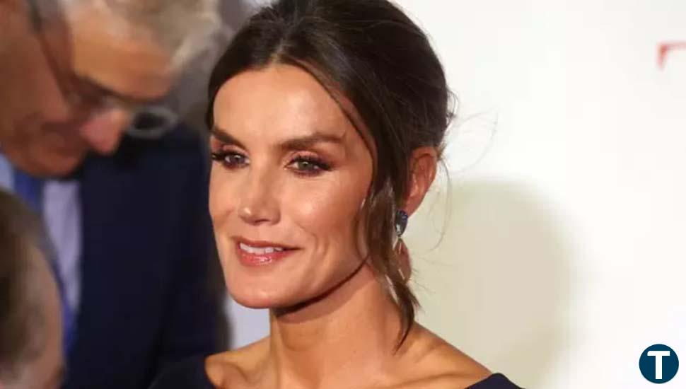 La Reina Letizia y su vestido con la espalda al aire en el Teatro Real 