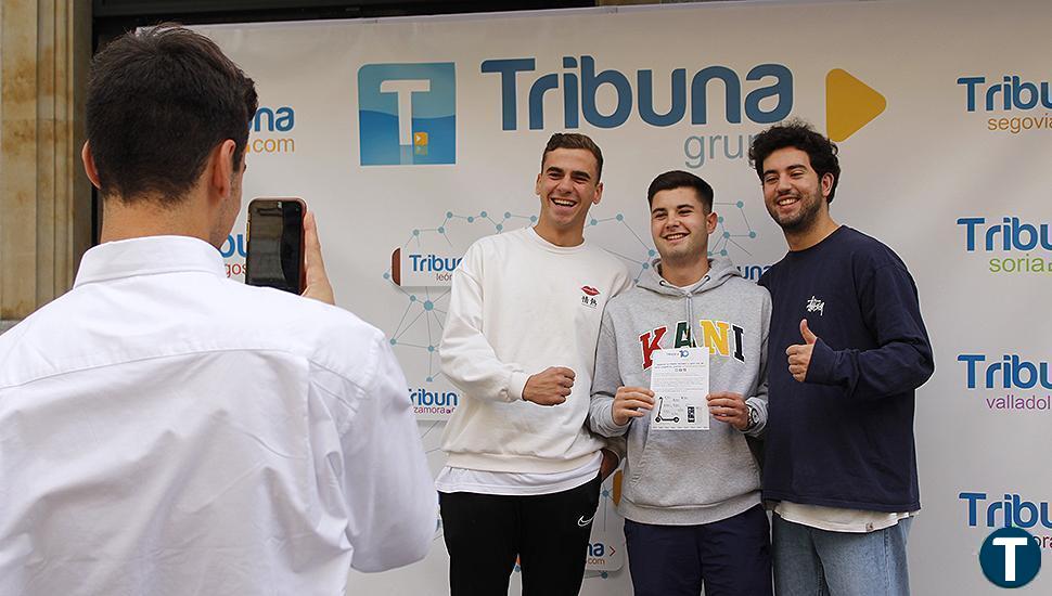 Gran expectación en la Plaza del Liceo con el inicio del X Aniversario de TRIBUNA GRUPO: concurso, photocall y felicitaciones