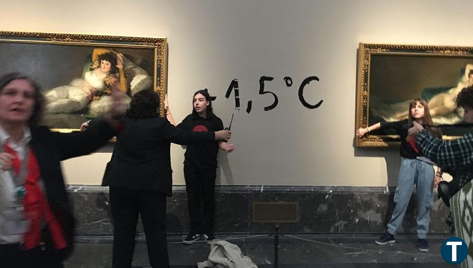 Dos 'ecoactivistas' se pegan a los marcos de las 'Las Majas' de Goya en el Prado