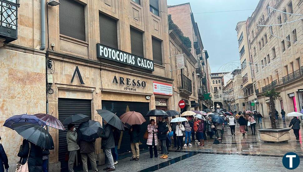 Desde el Liceo hasta la Plaza Mayor: cola gigantesca para hacerse con la lotería de Navidad de la USAL