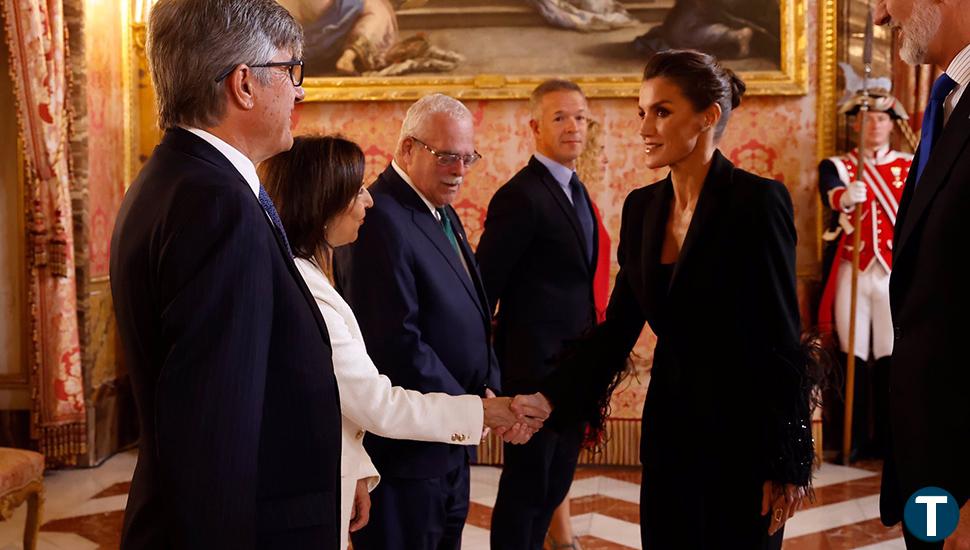 La Reina Letizia recupera su traje de plumas más espectacular