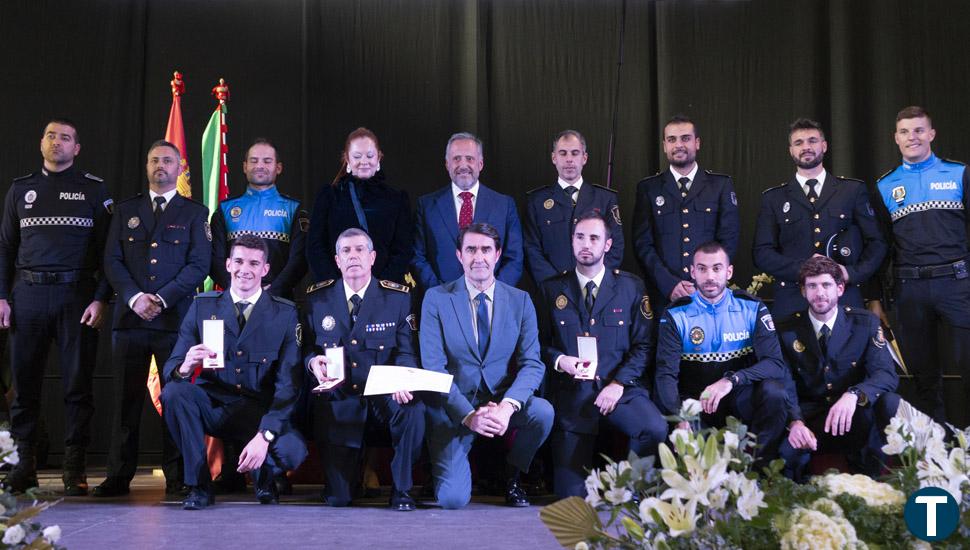 La Junta reconoce la labor de 90 policías locales "que pusieron su vida en riesgo para salvar otras"