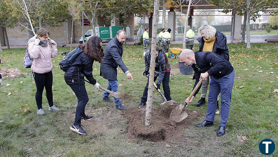 El Campus Unamuno de la USAL aumenta su vegetación con la plantación de 46 nuevos árboles