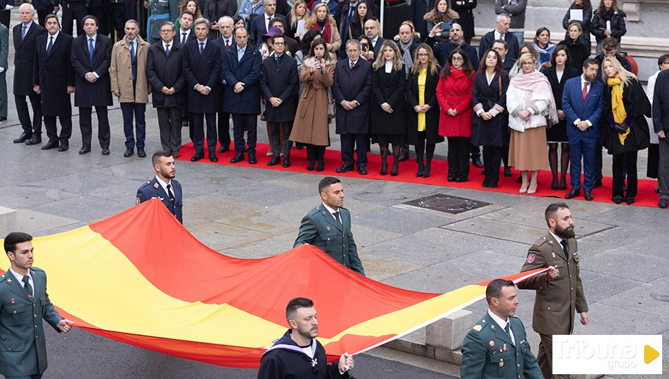 Izado de la bandera nacional ante el Congreso de los Diputados en el Día de la Constitución 