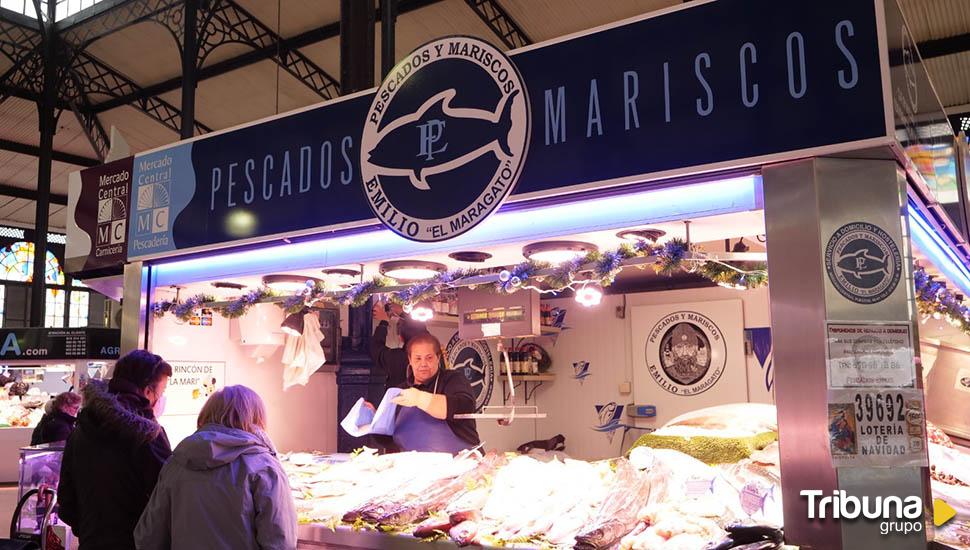 Los lujos de Navidad en el Mercado Central: angulas, tostón y cabrito