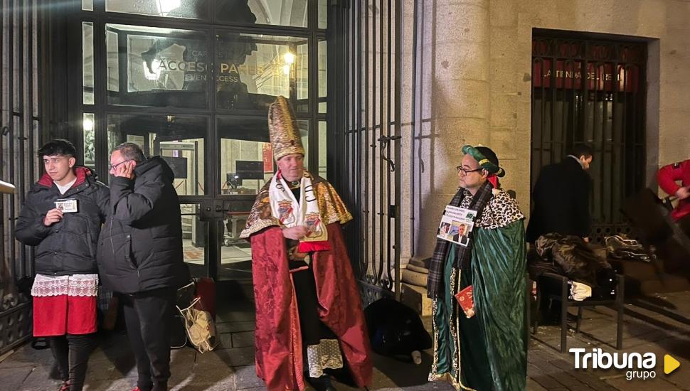 Chuchi y su hijo Sergio, los primeros en entrar al Teatro Real tras 7 días de cola: "Muy duros por la lluvia"   