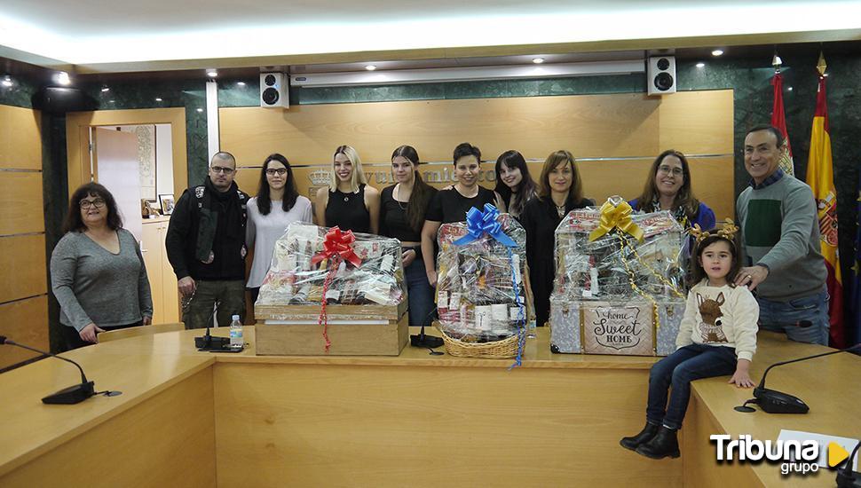 Carbajosa entrega los premios de los concursos de decoración de balcones, fachadas y escaparates