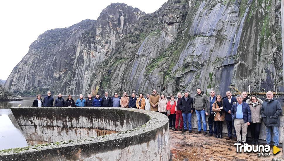 La presa de Aldeadávila, una visita 'de cine' para la Asociación Ibérica de Municipios Ribereños del Duero