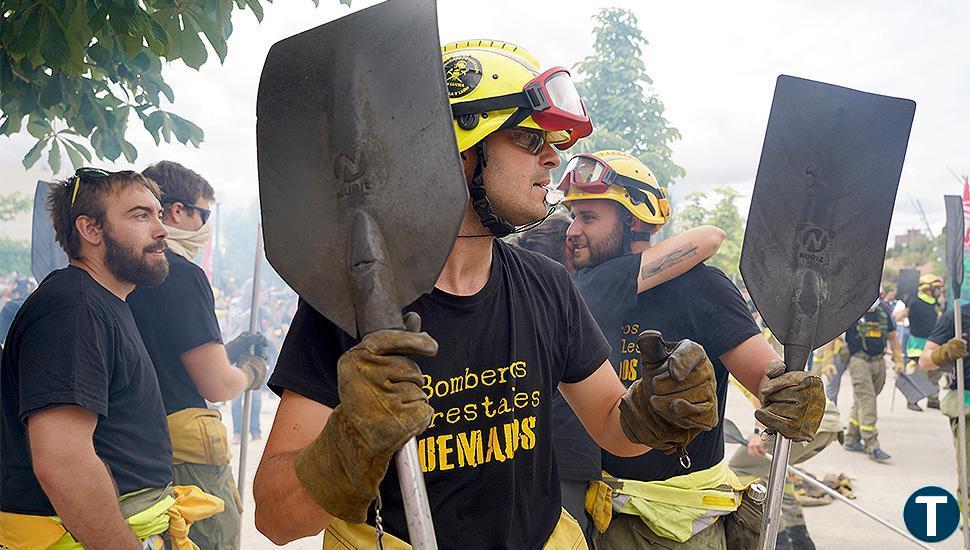 Bomberos forestales, agentes ambientales, sindicatos y oposición: todos frente a las Cortes al grito de "Quiñones dimisión"