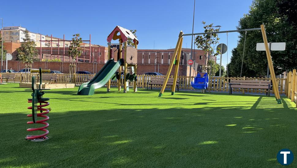 La calle Nueva de San Bernardo estrena renovada zona de juegos infantiles 