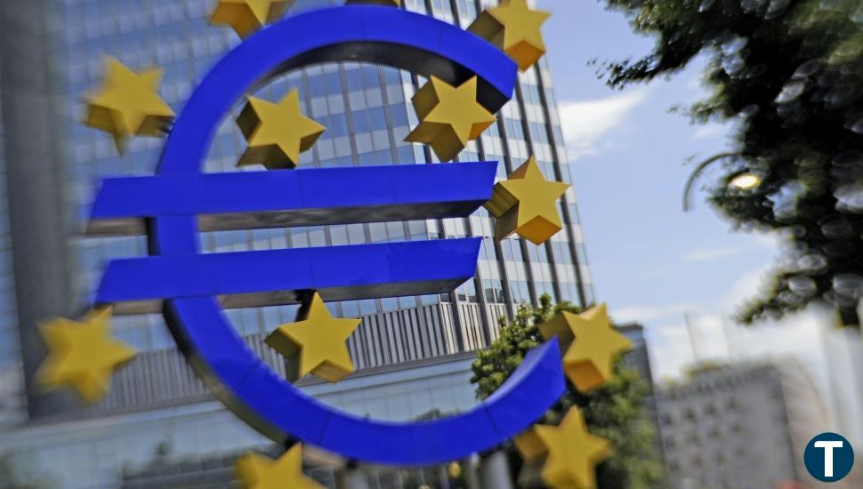 Subastan la escultura gigante del euro en Fráncfort al dispararse los costes de mantenimiento   