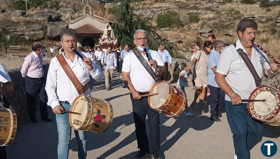 La Virgen del Carmen de Ledesma deja su habitual morada para subir a la Iglesia de Santa María la Mayor