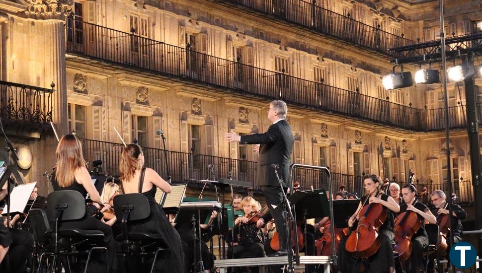 Recital lírico dedicado a la Zarzuela: La Orquesta Sinfónica y el Coro RTVE deslumbran en la Plaza Mayor