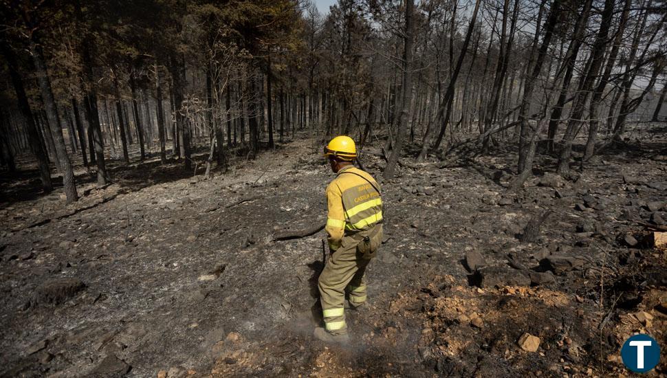 Aviones y helicópteros vuelven a trabajar sobre el fuego en Monsagro tras mejorar las condiciones de vuelo