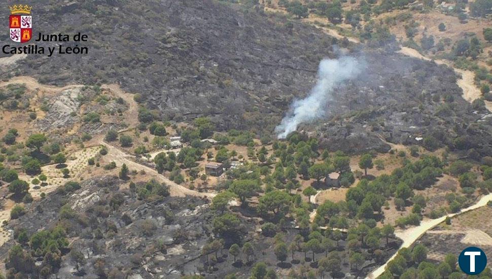 El viento y el calor reactivan el fuego en algunos puntos de los incendios de Monsagro y Cebreros