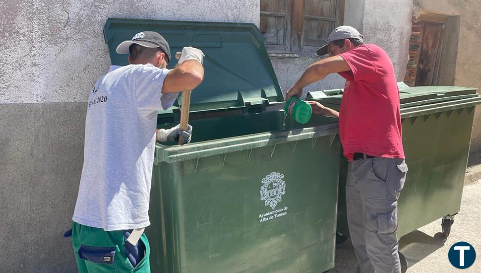 Los operarios de Alba de Tormes acometen la recogida de basura tras las incidencias con la empresa concesionaria