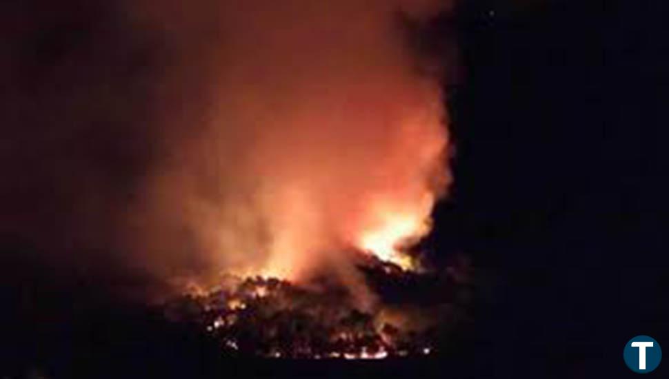 Un incendio intencionado arrasa 800 alpacas de paja en Paradinas de San Juan y mantiene en vilo a los bomberos