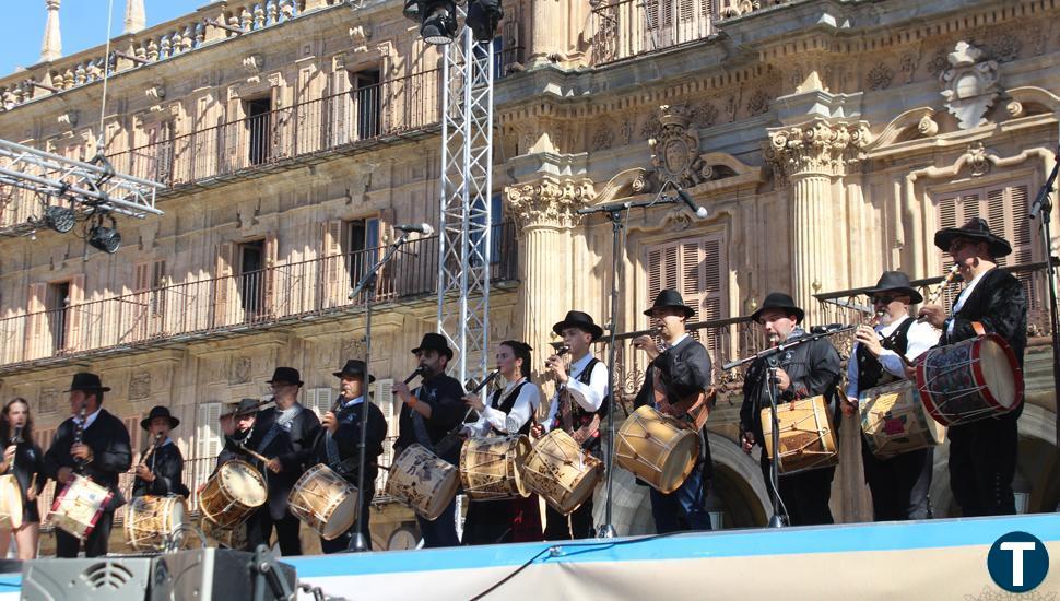 La música del tamboril llena la Plaza Mayor de folclore y cultura charra