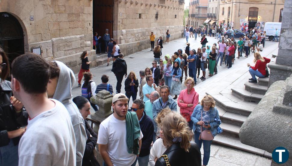 Salmantinos y visitantes desafían al mal tiempo y hacen cola para entrar en los monumentos