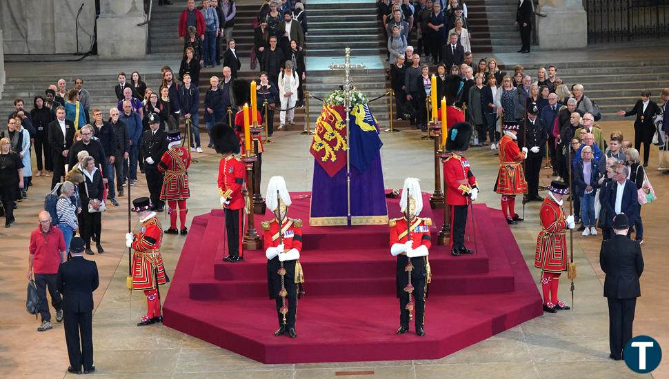 Locura por despedir a la reina Isabel II: Casi ocho kilómetros de cola y más de 14 horas de espera 