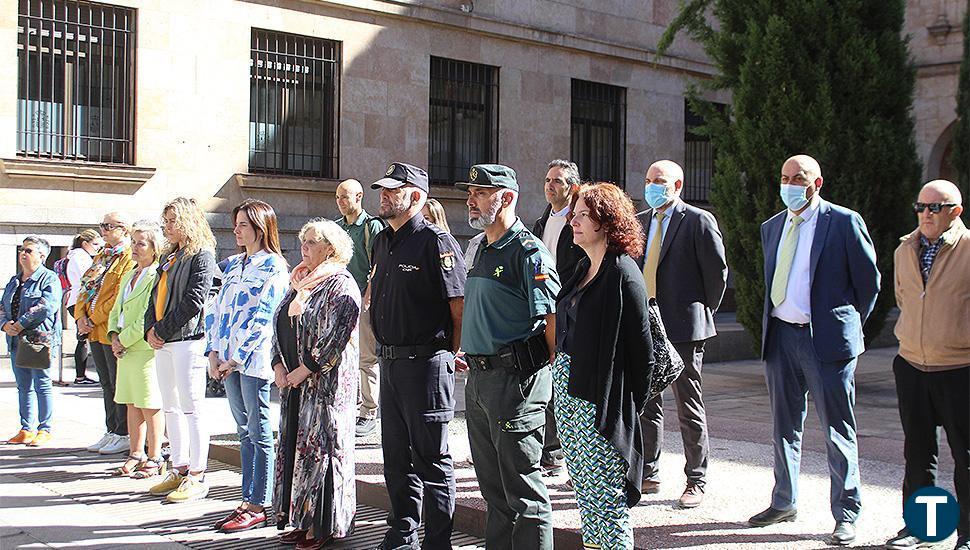 Salamanca guarda un minuto de silencio por la mujer asesinada en Palencia a manos de su pareja: "Esto es violencia de género" 