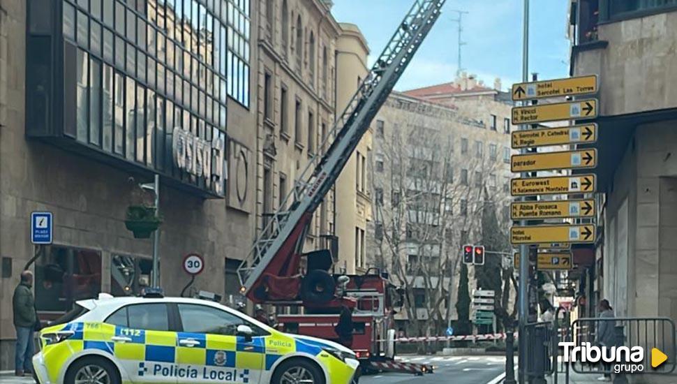 Los bomberos trabajan en la retirada de una antena de grandes dimensiones que amenazaba caer en Álvaro Gil