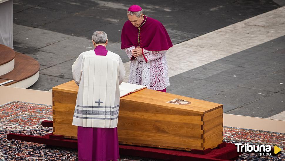 Solemne funeral de Benedicto XVI presidido por el Papa Francisco 