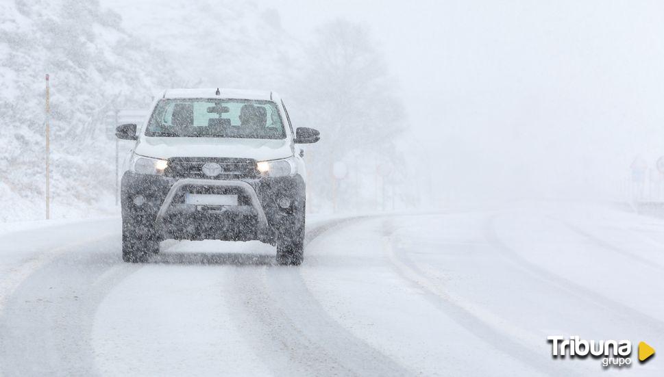 La nieve corta 4 tramos de carreteras en Castilla y León y obliga a usar cadenas en otros 39 