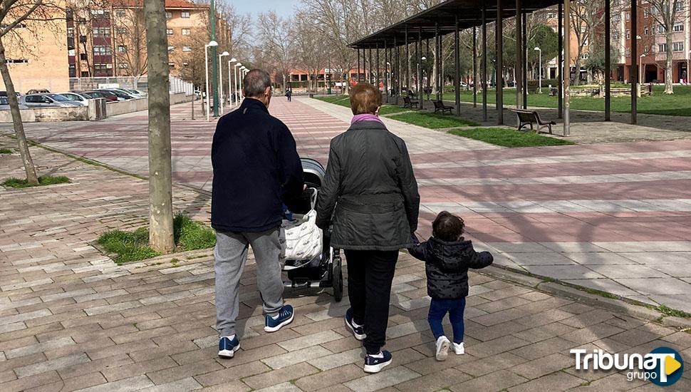 El único grupo de edad que crece en Castilla y León, el de mayores de 65 años