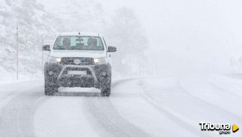 La nieve obliga a cortar la carretera DSA-191 en Candelario