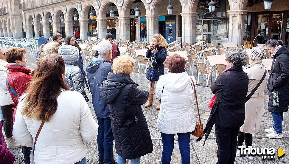 La guía turística en femenino por los rincones de la capital: "Hay muchas mujeres por descubrir en Salamanca"