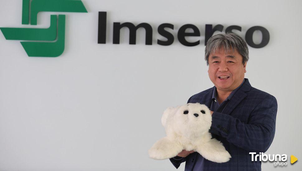 Takanori Shibata se reencuentra con la foca PARO en el centro del Alzheimer de Salamanca