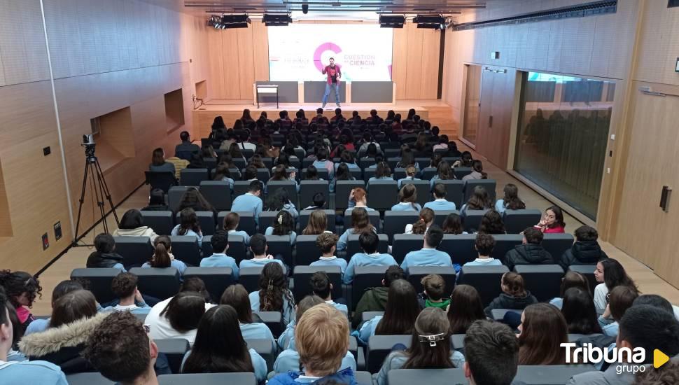 Más de 350 alumnos asisten a la inauguración del concurso de monólogos divulgativos 'Cuestión de Ciencia'